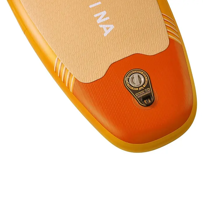Aqua Marina SUP-Board-Set Fusion - L x B x H: 330 x 81 x 15 cm, Orange, Tragkraft: 150 kg - Nahaufnahme der orange-gelben aufblasbaren SUP-Nase mit beigem Deckpad und Inflationsventil (15 PSI).
