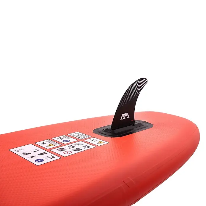 Aqua Marina SUP-Board-Set Monster - L x B x H: 366 x 84 x 15 cm, Rot, Tragkraft: 170 kg - Rückansicht eines roten aufblasbaren Paddleboards mit angebrachter schwarzer Finne und sichtbaren Sicherheitsetiketten.
