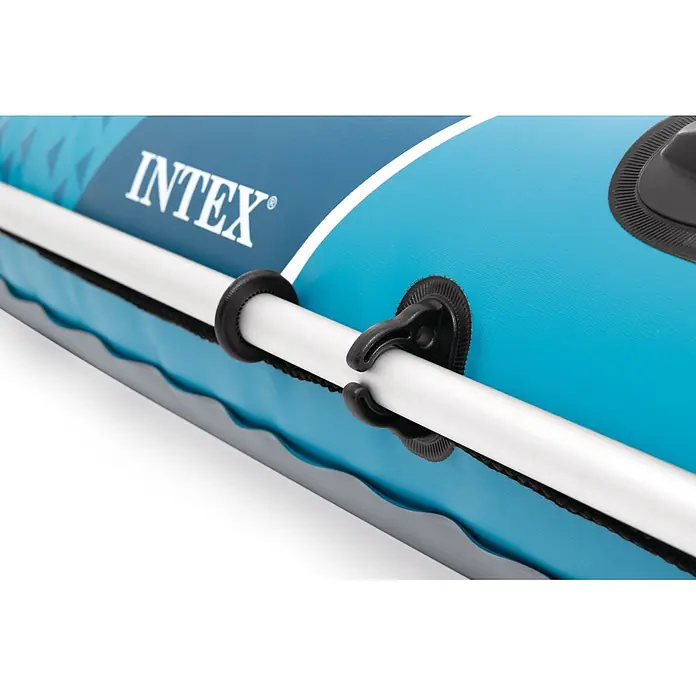 Intex Schlauchboot-Set Excursion 4 - Geeignet für: Max. 4 Personen, L x B x H: 315 x 165 x 43 cm - Nahaufnahme einer blauen Schlauchbootseite mit Ruder in schwarzen Dollen. INTEX-Logo sichtbar.