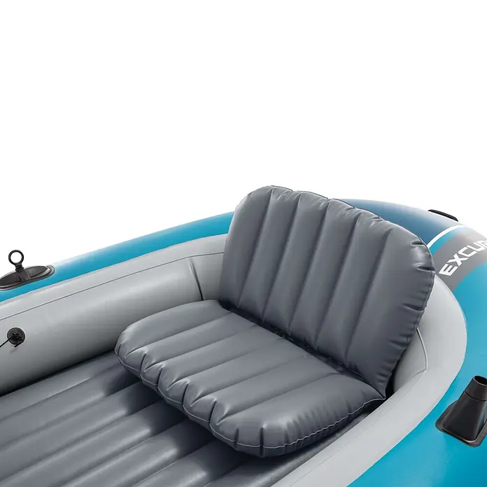 Intex Schlauchboot-Set Excursion 4 - Geeignet für: Max. 4 Personen, L x B x H: 315 x 165 x 43 cm - Grauer aufblasbarer Sitz in einem blau-grauen Schlauchboot für gepolsterten Komfort.