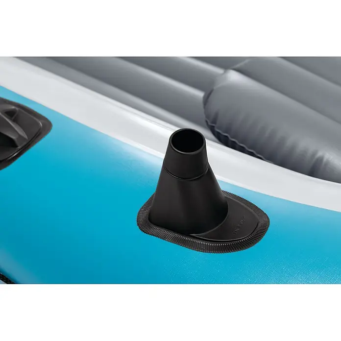 Intex Schlauchboot-Set Excursion 4 - Geeignet für: Max. 4 Personen, L x B x H: 315 x 165 x 43 cm - Schwarzes Ventil auf blau-weißem Schlauchkajak mit grauem, aufblasbarem Innenbereich.
