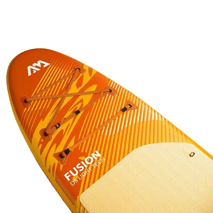 Aqua Marina SUP-Board-Set Fusion - L x B x H: 330 x 81 x 15 cm, Orange, Tragkraft: 150 kg - Orange-gelbes Stand-Up-Paddleboard (SUP) mit Bungee-Frachtsystem und cremefarbenem, strukturiertem Deckpad, zeigt die Spitze des Boards.
