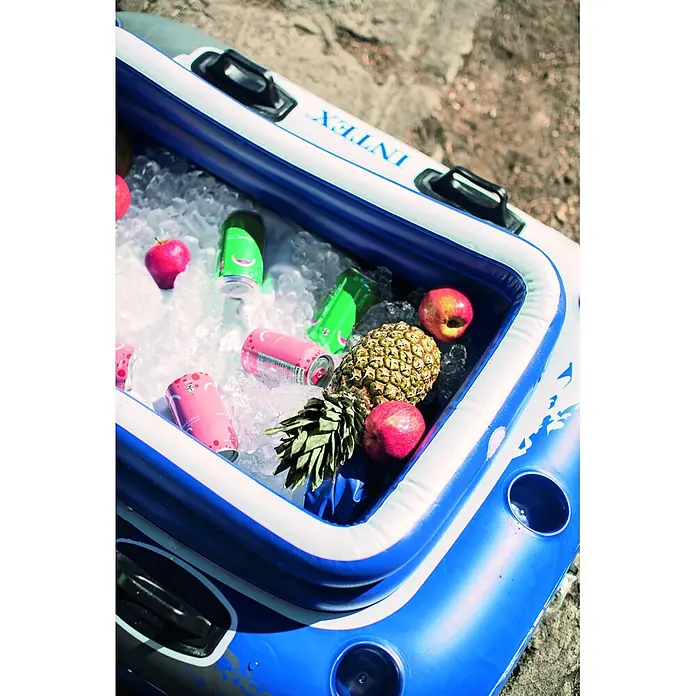 Intex Kühlbox Mega Chill 2 - Grau, Weiß, Blau, L x B x H: 114 x 86 x 42 cm - Blau-weiße aufblasbare Schwimmkühlbox, gefüllt mit Eis, Getränken und Obst für den Außeneinsatz.