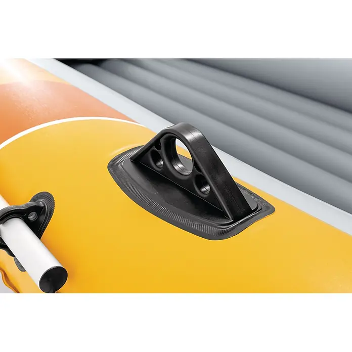 Intex Schlauchboot-Set Challanger 3 - Geeignet für: 3 Personen, L x B x H: 295 x 137 x 43 cm - Gelbes Schlauchboot mit schwarzem Kunststofftragegriff und weißer Ruderhalterung, zeigt strukturiertes Material.