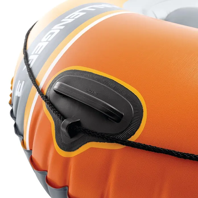Intex Schlauchboot-Set Challanger 3 - Geeignet für: 3 Personen, L x B x H: 295 x 137 x 43 cm - Nahaufnahme eines orangefarbenen Schlauchboots mit schwarzem Griff, 'INTEX' Logo und schwarzem Seil. Akzente in Grau, Gelb, Weiß.