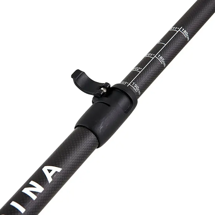Aqua Marina SUP-Paddel Carbon Pro - Verstellbar: 180 cm - 220 cm - Schwarzer Carbonfaser-Stock mit schwarzer Einstellklemme und weißen Längenmarkierungen.