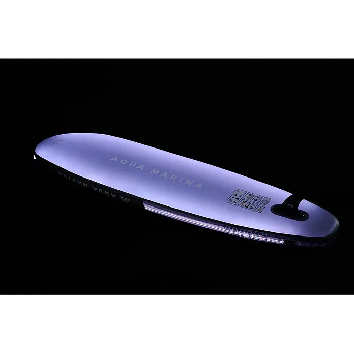 Aqua Marina SUP-Board-Set Glow - L x B x H: 315 x 79 x 15 cm, Grau, Tragkraft: 140 kg - Ein leuchtendes, hellviolett-weißes Aqua Marina Stand-Up Paddleboard (SUP) mit LED-Leuchten an der Seite, das im Dunkeln glüht.