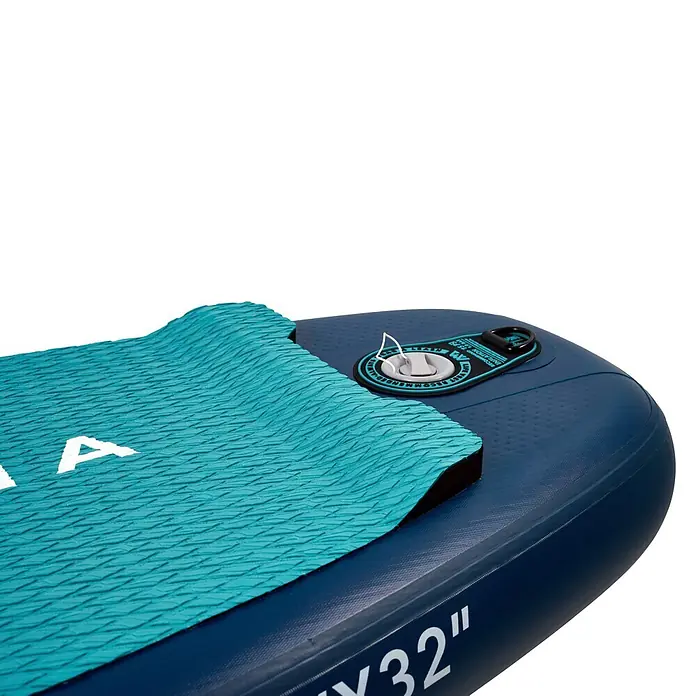 Aqua Marina SUP-Board-Set Beast 10,6" - L x B x H: 320 x 81 x 15 cm, Mehrfarbig, Tragkraft: 140 kg - Nahaufnahme eines blauen aufblasbaren Paddleboards mit türkisfarbenem, strukturiertem Griffpad und Aufblasventil.