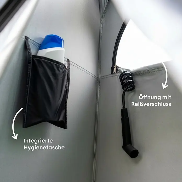 Boxio Zelt Dusche & Toilette - L x B x H: 63,5 x 63,5 x 6 cm, Schwarz - Innenansicht Duschzelt mit integrierter schwarzer Hygienetasche, Flasche und schwarzem Spiralschlauch neben Reißverschlussöffnung.