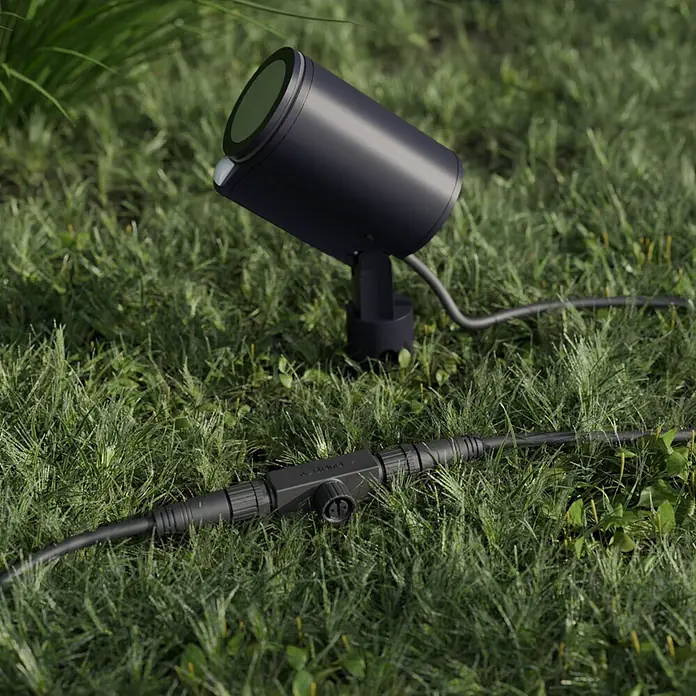 Steinel T-Verbinder 24V-Garten-Lichtsystem - Schwarz - Schwarzer Gartenstrahler mit verstellbarem Kopf und Inline-Kabelverbinder.