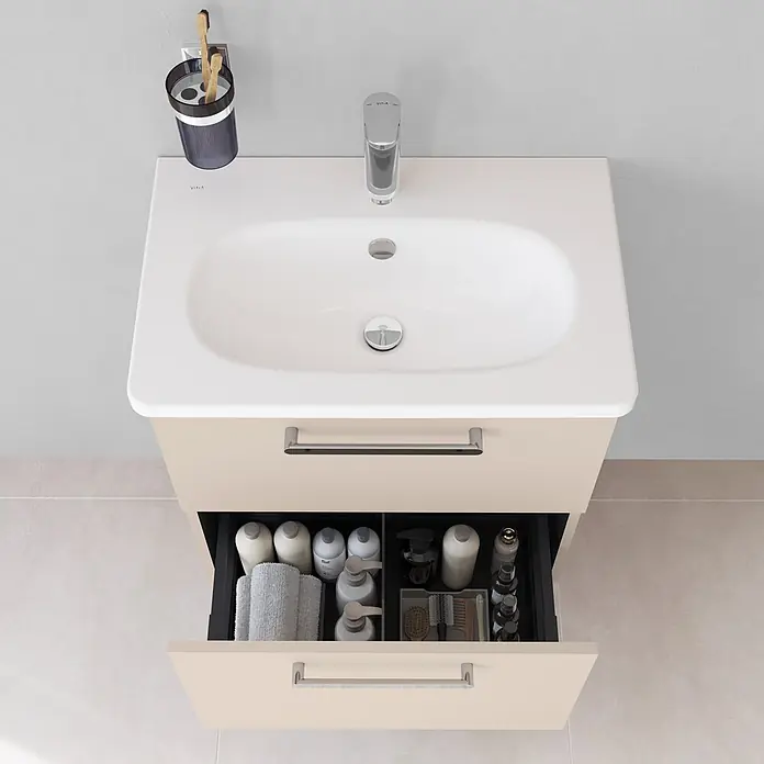 VitrA Root Flat Compact Badmöbel-Set Compact - B x T x H: 60 x 37 x 65 cm, Sahara Beige, Hochglänzend - Beiger Badezimmerschrank mit weißem Keramikwaschbecken, Chromarmatur und geöffneter Schublade mit Pflegeprodukten.