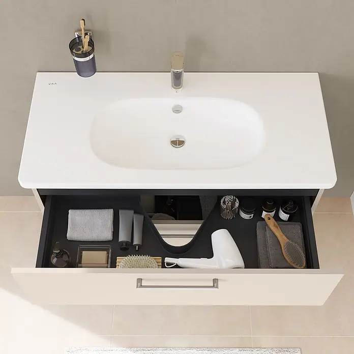VitrA Badmöbel-Set Root Flat - B x T x H: 80 x 45 x 65 cm, Sahara Beige, Hochglänzend - Helle beige Badmöbel mit integriertem weißen Waschbecken und offener dunkelgrauer Schublade mit Toilettenartikeln.