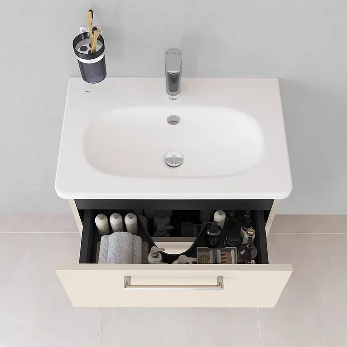 VitrA Root Flat Compact Badmöbel-Set Compact - B x T x H: 60 x 37 x 65 cm, Sahara Beige, Hochglänzend - Helle beige Badmöbel mit weißem Waschbecken, Chromarmatur und geöffneter Schublade mit Toilettenartikeln.
