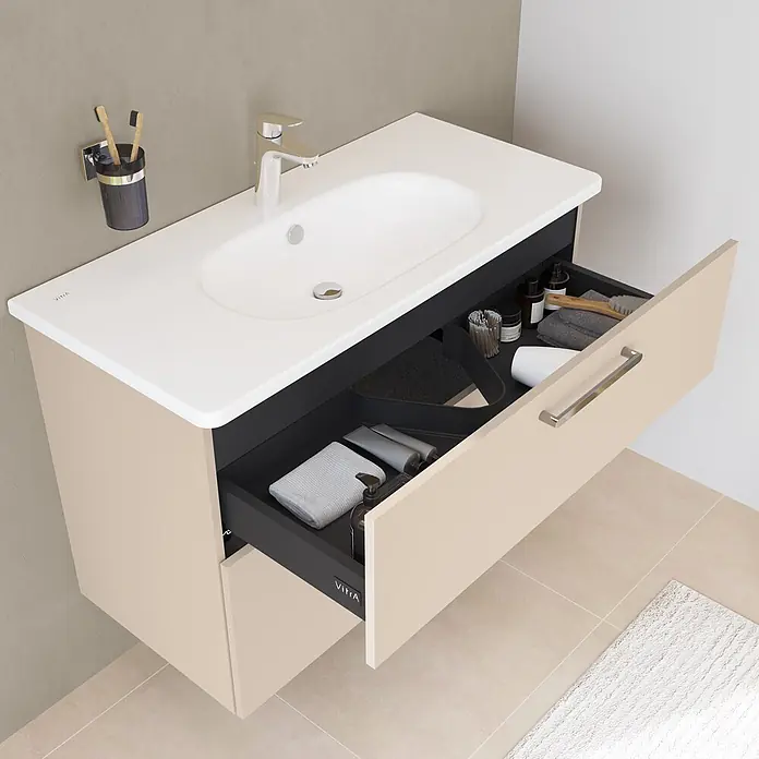VitrA Badmöbel-Set Root Flat - B x T x H: 80 x 45 x 65 cm, Sahara Beige, Hochglänzend - Beige Badezimmermöbel mit weißem Waschbecken, offene Schublade zeigt ordentliche Pflegeprodukte und Handtücher. Chromarmatur.