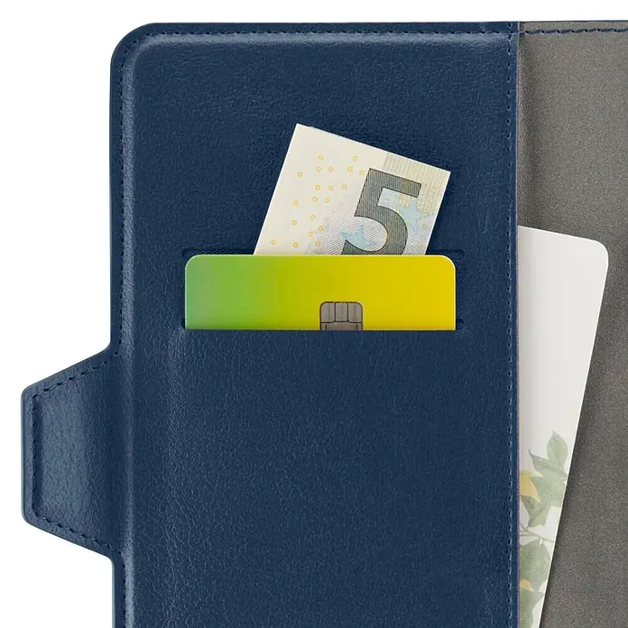 Hama Smartphone-Tasche 00118897 Universal für Handygröße 75 x 153 cm 3 Fächer - Blau - Dunkelblaues strukturiertes Etui mit gelber Karte und 5-Euro-Schein in einem Fach.