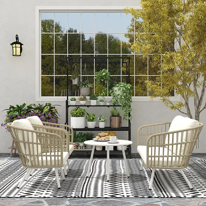 Outsunny Loungemöbel-Set - 4 -tlg., Stahl, PE-Rattan, Polyester, Schaumstoff, 2x Sessel, 1x Loveseat, 1x Tisch, 3x Sitzkissen, 4x Rückenkissen, 1x Bedienungsanleitung, Khaki - Zwei beige geflochtene Sessel, ein weißer runder Tisch und ein schwarzes Pflanzenregal auf einer geometrischen Matte möblieren eine Außenterrasse.