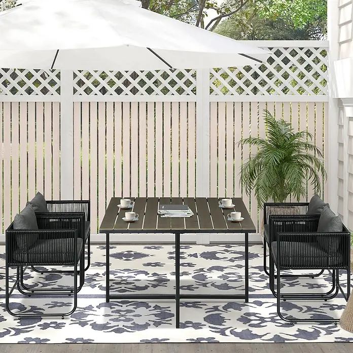 Outsunny Loungemöbel-Set mit Tisch - 5 -tlg., Legierter Stahl, PE-Rattan, Polyester, 4x Stuhl, 1x Tisch, 4x Sitzkissen, 4x Rückenkissen, 1x Handbuch, Grau - Dunkelgrauer Outdoor-Esstisch und zwei schwarze Seilstühle mit Kissen auf einem gemusterten Teppich auf einer Terrasse unter einem Sonnenschirm.