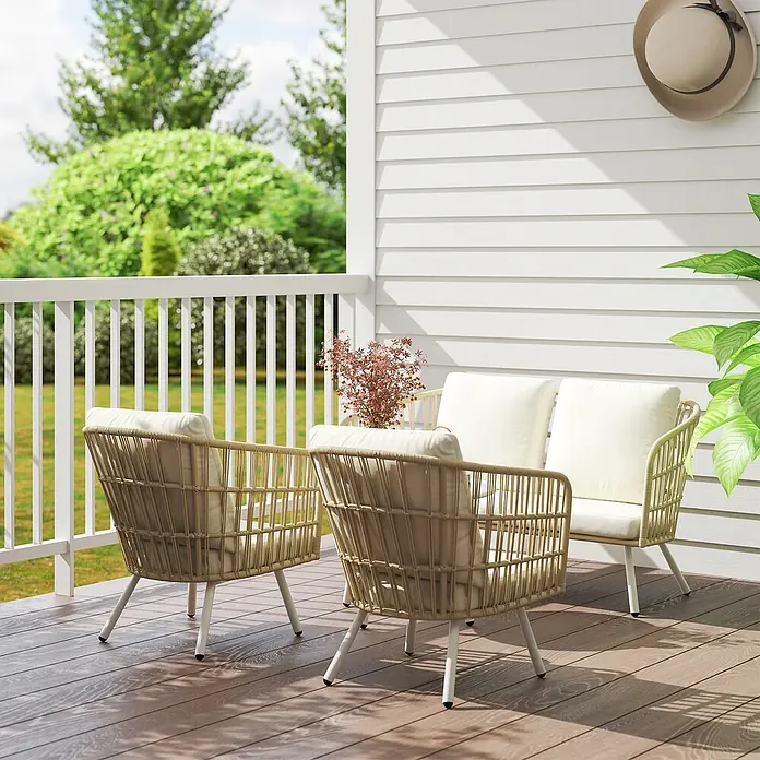 Outsunny Loungemöbel-Set - 4 -tlg., Stahl, PE-Rattan, Polyester, Schaumstoff, 2x Sessel, 1x Loveseat, 1x Tisch, 3x Sitzkissen, 4x Rückenkissen, 1x Bedienungsanleitung, Khaki - Geflecht-Outdoor-Sitzgruppe mit cremefarbenen Kissen auf Holzterrasse. Zwei Sessel und ein Zweisitzer auf Veranda.