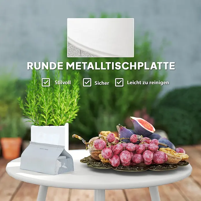 Outsunny Loungemöbel-Set - 4 -tlg., Stahl, PE-Rattan, Polyester, Schaumstoff, 2x Sessel, 1x Loveseat, 1x Tisch, 3x Sitzkissen, 4x Rückenkissen, 1x Bedienungsanleitung, Khaki - Weißer runder Metalltisch auf einer Terrasse mit Pflanze und Obstschale.