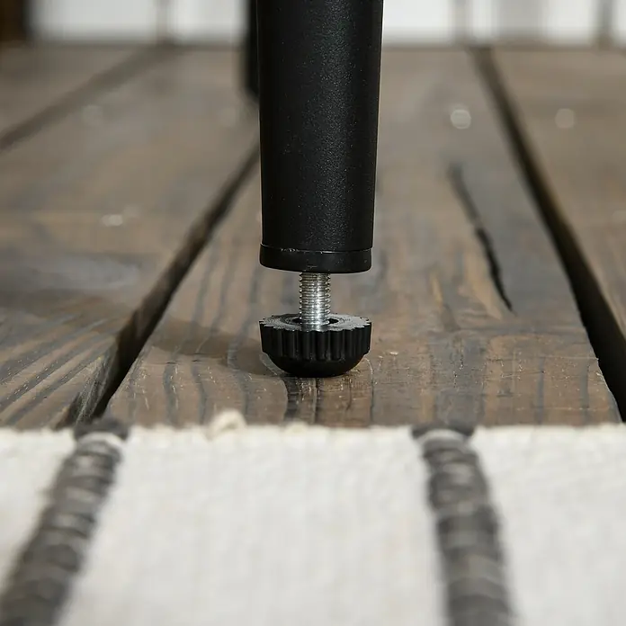 Outsunny Loungemöbel-Set mit Tisch - 3 -tlg., Legierter Stahl, Polypropylenseil, Polyester, Einscheibensicherheitsglas, 2x Stühle, 1x Tisch, 2x Sitzkissen, 2x Rückenkissen, 1x Anleitung, Grau - Schwarzer verstellbarer Möbelfuß mit Metallgewinde auf Holzboden neben einem weißen Teppich.