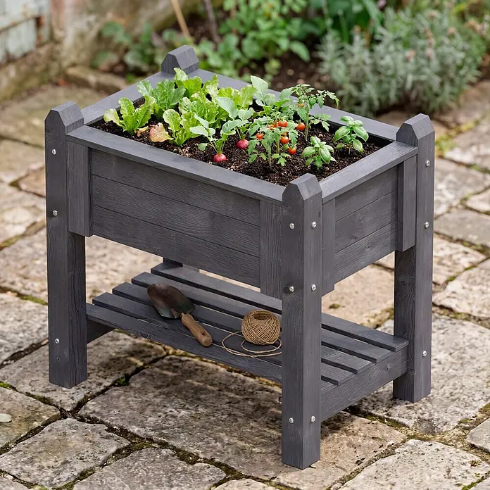 Promadino Kräuterhochbeet - 90 x 60 x 84,5 cm, Grau - Dunkelgraues Hochbeet aus Holz mit Pflanzen, Kelle und Bindfaden auf der unteren Ablage, auf einer Terrasse.