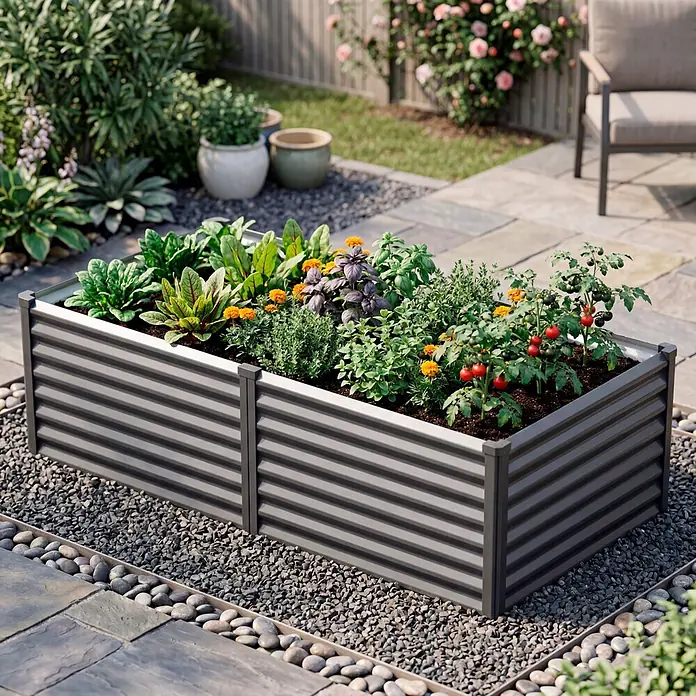 Vitavia Hochbeet Meta 858 - 187,7 x 96,2 x 85,8 cm, Zincalume®, Granit/Schwarz - Graues Hochbeet aus Metall, befüllt mit verschiedenen Pflanzen in einem Garten auf Kies.