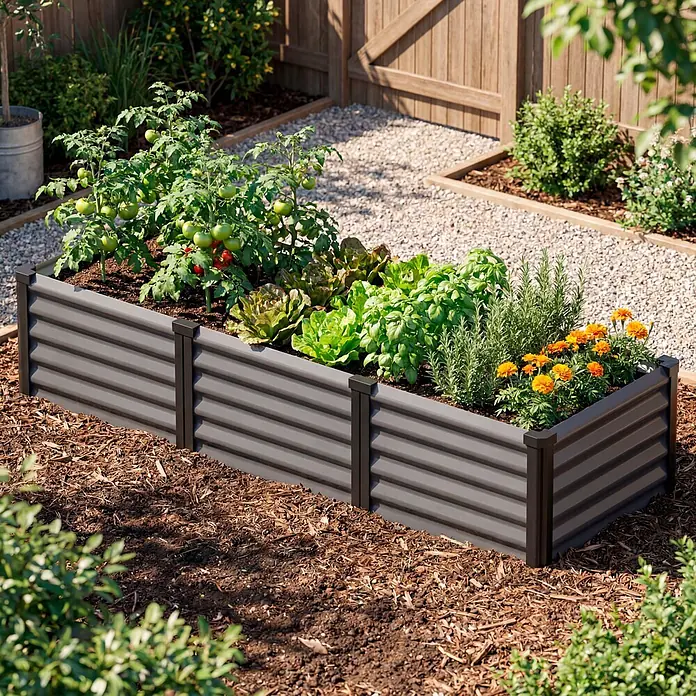Vitavia Hochbeet Meta In&Out 401 - 185 x 65 x 40 cm, Zincalume®, Granit/Schwarz - Dunkelgraues Hochbeet aus Wellblech, bepflanzt mit Tomaten, Salat und Ringelblumen in einem sonnigen Garten.