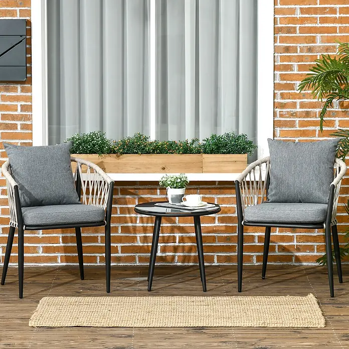 Outsunny Loungemöbel-Set mit Tisch - 3 -tlg., Legierter Stahl, Polypropylenseil, Polyester, Einscheibensicherheitsglas, 2x Stühle, 1x Tisch, 2x Sitzkissen, 2x Rückenkissen, 1x Anleitung, Grau - Outdoor-Bistro-Set mit zwei Stühlen mit grauen Kissen und geflochtenen Lehnen sowie einem runden schwarzen Tisch auf einer Holzterrasse.