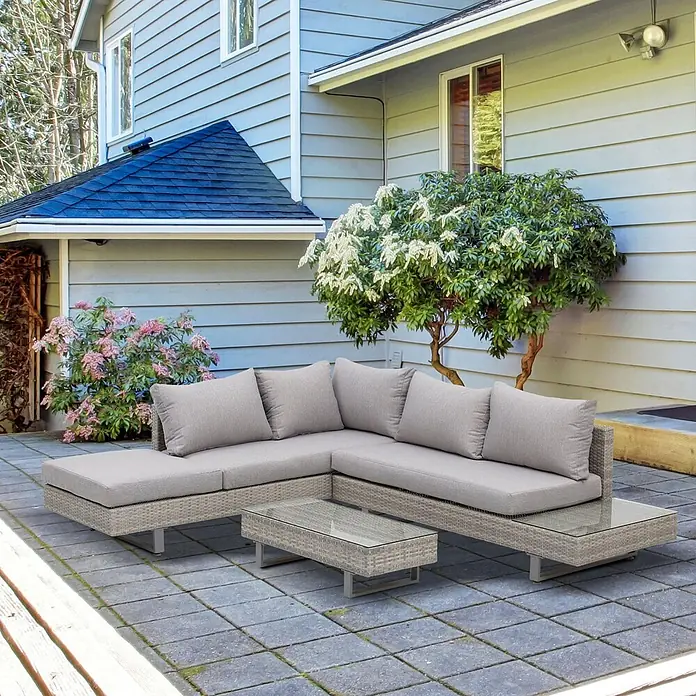 Outsunny Loungemöbel-Set mit Tisch - 3 -tlg., Legierter Stahl, PE-Rattan, Polyester, 1x Drei-Personen-Sofa, 1x Doppel-Sofa, 1x Teetisch, 3x Sitzkissen, 5x Rückenkissen, 1x Anleitung, Grau - Hellgraues Outdoor-Ecksofa im Rattan-Stil mit passendem Couchtisch, bequemen Polstern und Glasplatte, auf einer Terrasse.