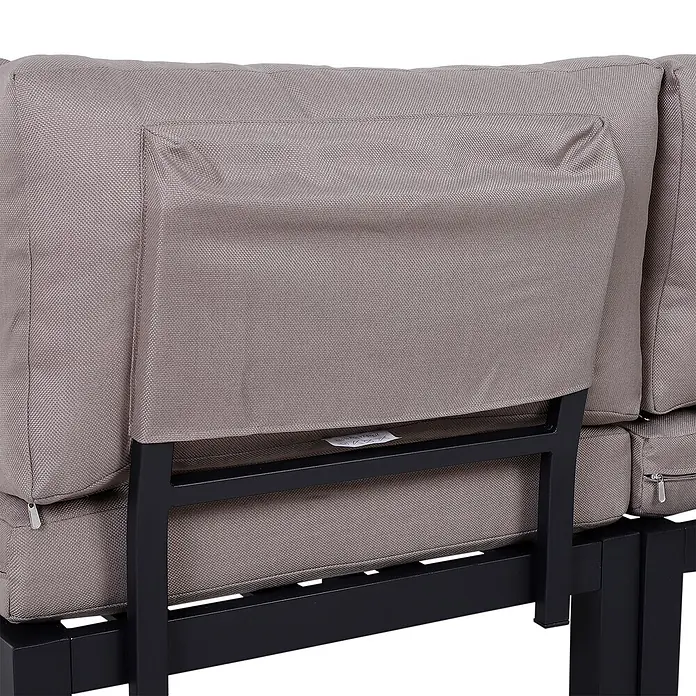 Outsunny Loungemöbel-Set mit Tisch - Aluminium, Polyester, Schaumstoff, 2x Zweisitzer Sofa, 1x Kaffeetisch, 4x Rückenkissen, 2x Sitzkissen, 1x Montageanleitung, Grau, Natur - Graue, gewebte Outdoor-Kissen mit einer Rückenlehnenklappe, montiert auf einem schwarzen Metallrahmen, zeigen Textur und ein Etikett.
