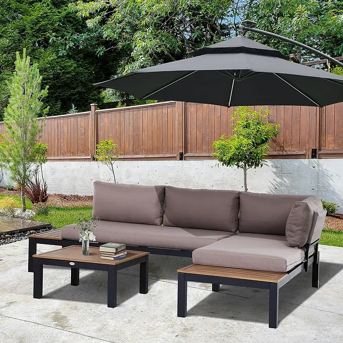 Outsunny Loungemöbel-Set mit Tisch - Aluminium, Polyester, Schaumstoff, 2x Zweisitzer Sofa, 1x Kaffeetisch, 4x Rückenkissen, 2x Sitzkissen, 1x Montageanleitung, Grau, Natur - Outdoor-Terrassenset mit braunem L-förmigem Sofa, Couchtisch und schwarzem Ampelschirm auf Beton.