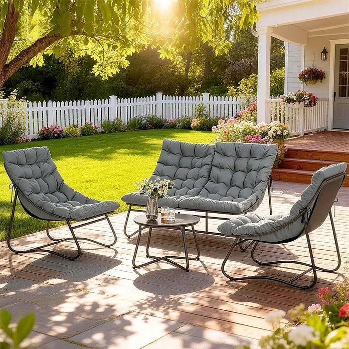 Outsunny Loungemöbel-Set mit Tisch - Stahl, Netzgewebe, Schaumstoff, Metall, 1x Couchtisch, 1x Sofa, 2x Stuhl, 4x Sitz- und Rückenkissen, 1x Handbuch, Grau - Eine graue Outdoor-Gartenmöbelgarnitur mit dunklem Metallrahmen, zwei Stühlen, einem Sofa und einem kleinen Tisch auf einer Holzterrasse.