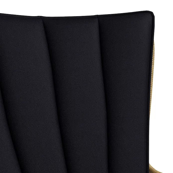 Outsunny Loungemöbel-Set mit Tisch - 3 -tlg., Stahl, PE-Ratten, Polyester, 2x Stuhl, 1x Couchtisch, 2x Sitzkissen, 2x Rückenkissen, 1x Handbuch, Schwarz - Nahaufnahme einer schwarzen, gepolsterten Stuhllehne mit vertikalen Falten und hellbraunem Geflechtrand.
