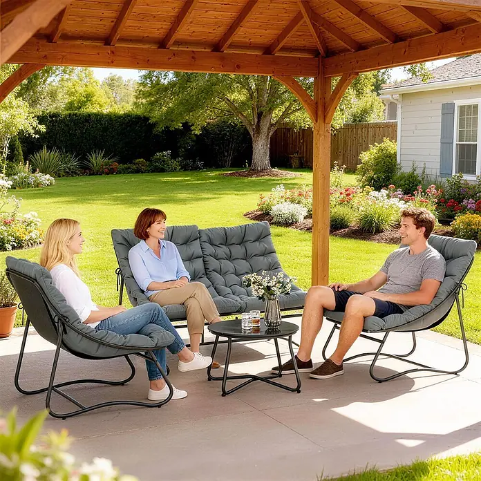 Outsunny Loungemöbel-Set mit Tisch - Stahl, Netzgewebe, Schaumstoff, Metall, 1x Couchtisch, 1x Sofa, 2x Stuhl, 4x Sitz- und Rückenkissen, 1x Handbuch, Grau - Dunkelgraue und schwarze Outdoor-Patiomöbel, genutzt von drei Personen auf einer Terrasse unter einem Pavillon.
