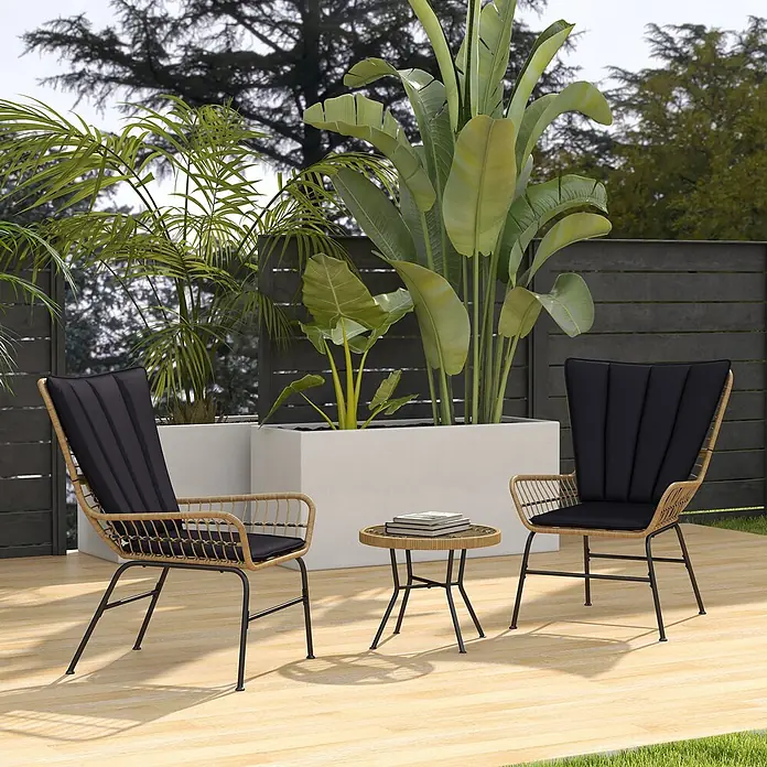 Outsunny Loungemöbel-Set mit Tisch - 3 -tlg., Stahl, PE-Ratten, Polyester, 2x Stuhl, 1x Couchtisch, 2x Sitzkissen, 2x Rückenkissen, 1x Handbuch, Schwarz - Outdoor-Sitzgruppe aus Rattan und Metall mit zwei Stühlen, schwarzen Kissen und einem kleinen runden Tisch auf einer Holzterrasse.