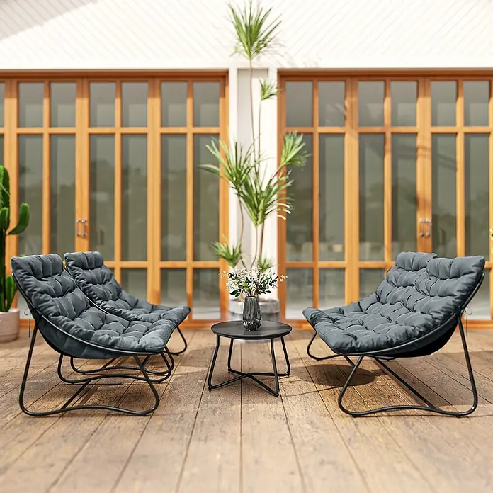 Outsunny Loungemöbel-Set mit Tisch - Stahl, Netzgewebe, Schaumstoff, Metall, 1x Couchtisch, 1x Sofa, 2x Stuhl, 4x Sitz- und Rückenkissen, 1x Handbuch, Grau - Zwei dunkelgraue gepolsterte Outdoor-Loungesessel mit schwarzem Metallrahmen und passendem runden Beistelltisch auf Holzdeck.