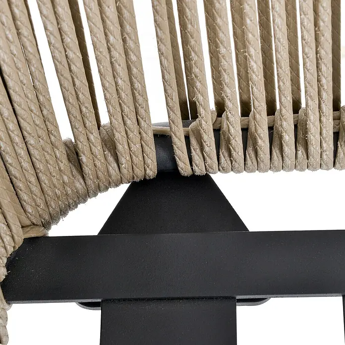 Outsunny Loungemöbel-Set mit Tisch - 3 -tlg., Stahl, PE-Ratten, Polyester, 2x Stuhl, 1x Tisch, 1x Anleitung, Grau - Detail eines Möbelstücks mit strukturierter beigefarbener Kordel, die um einen schwarzen Metallrahmen geflochten ist.