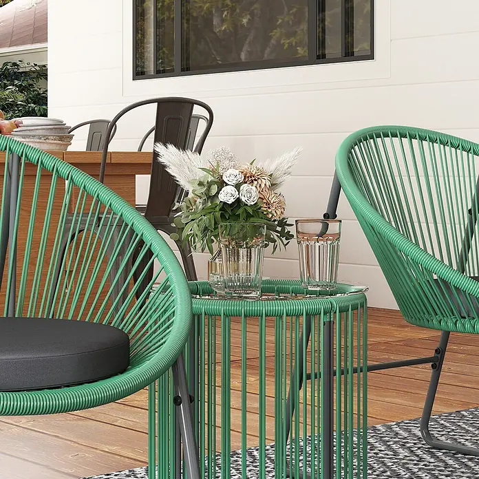 Outsunny Loungemöbel-Set mit Tisch - Stahl, PE-Rattan, Polyester, gehärtetes Glas, 1x Tisch, 2x Stuhl, 2x Sitzkissen, 1x Handbuch, Grün - Zwei grüne Gartenstühle mit schwarzen Kissen und passendem Beistelltisch auf einer Holzterrasse.