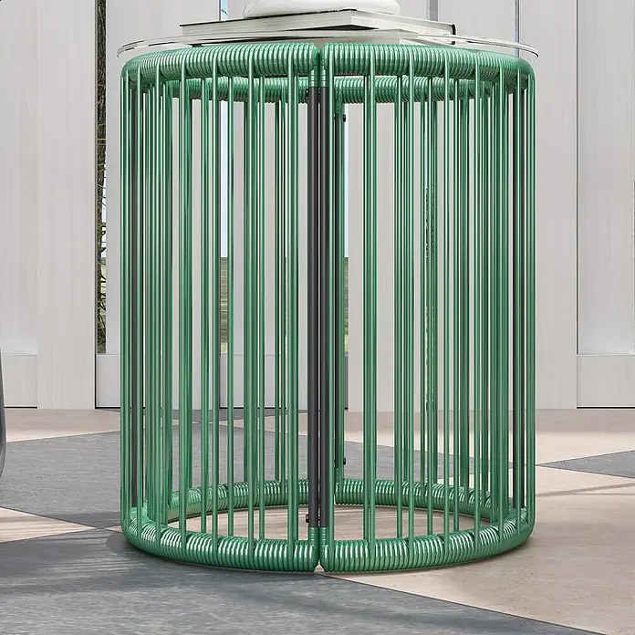 Outsunny Loungemöbel-Set mit Tisch - Stahl, PE-Rattan, Polyester, gehärtetes Glas, 1x Tisch, 2x Stuhl, 2x Sitzkissen, 1x Handbuch, Grün - Grüner zylindrischer Beistelltisch aus vertikalen Rohren, mit klarer Platte und Büchern, in einem Innenraum.