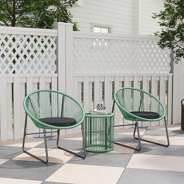 Outsunny Loungemöbel-Set mit Tisch - Stahl, PE-Rattan, Polyester, gehärtetes Glas, 1x Tisch, 2x Stuhl, 2x Sitzkissen, 1x Handbuch, Grün - Outdoor-Bistro-Set mit zwei grünen Seilstühlen und passendem Beistelltisch auf einer Terrasse.