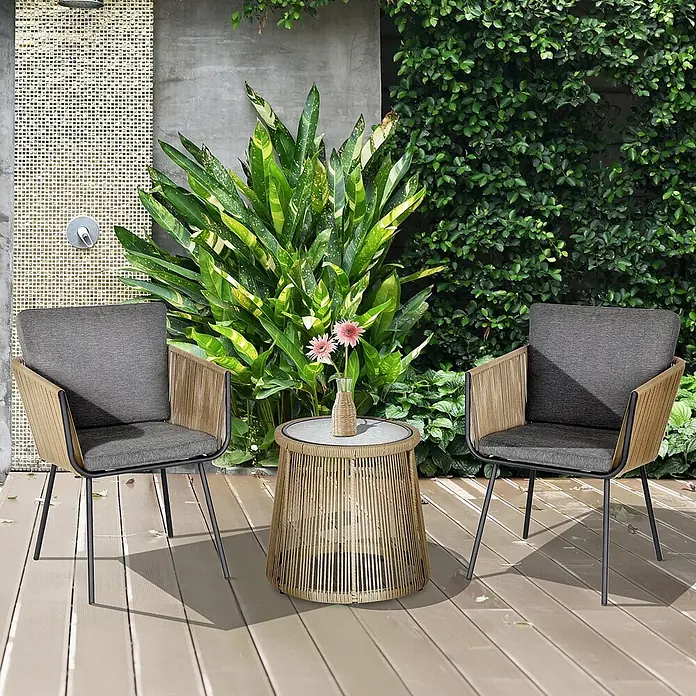Outsunny Loungemöbel-Set mit Tisch - 3 -tlg., Stahl, PE-Ratten, Polyester, 2x Stuhl, 1x Tisch, 1x Anleitung, Grau - Outdoor-Sitzgruppe: zwei Stühle mit grauen Polstern und beigem Geflecht, runder Tisch mit Glasplatte.