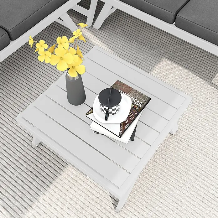 Outsunny Loungemöbel-Set mit Tisch - Polyester, Aluminium, Schaumstoff, 2x Loveseat, 1x Ecksofa, 1x Couchtisch, 5x Sitzkissen, 6x Rückenkissen, 1x Anleitung, Grau - Weißer Lamellen-Couchtisch für draußen mit gelben Blumen, Büchern und einer karierten Tasse auf gestreiftem Teppich, neben einem grauen Sofa.