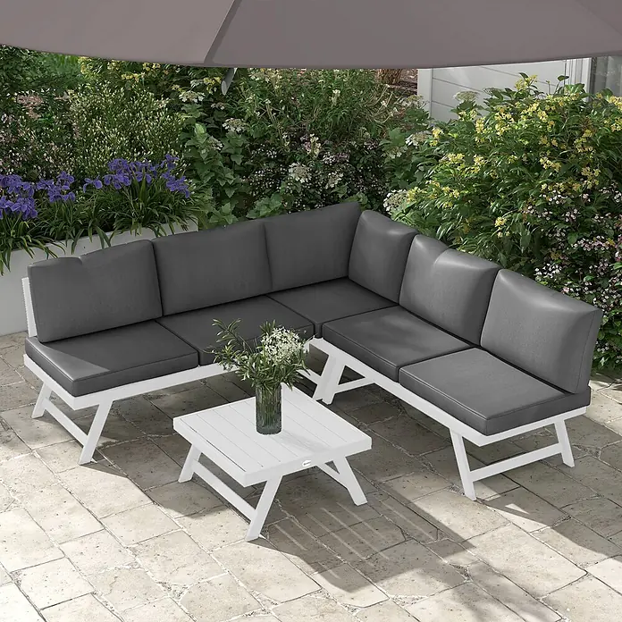 Outsunny Loungemöbel-Set mit Tisch - Polyester, Aluminium, Schaumstoff, 2x Loveseat, 1x Ecksofa, 1x Couchtisch, 5x Sitzkissen, 6x Rückenkissen, 1x Anleitung, Grau - Weißes Outdoor-Ecksofa mit dunkelgrauen Kissen und passendem Couchtisch auf einer Terrasse.