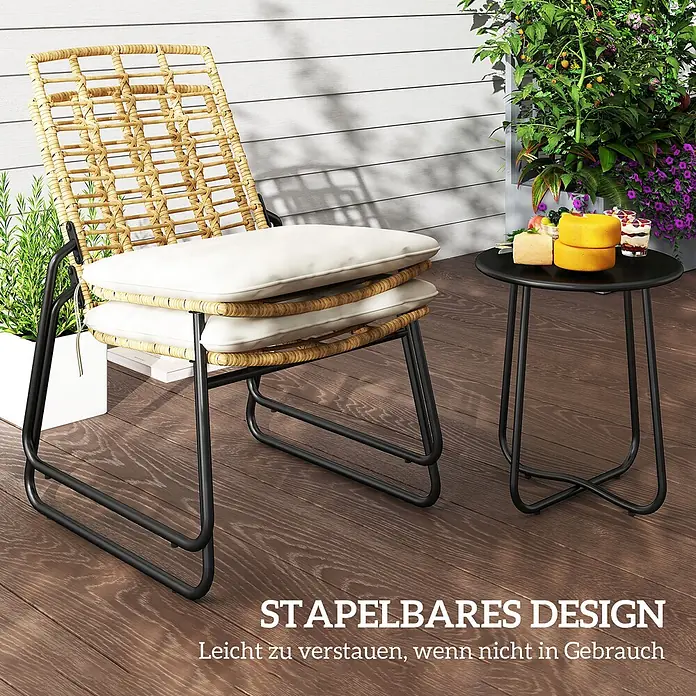Outsunny Loungemöbel-Set mit Tisch - Stahl, Rattan, Metall, Polyester, PE-Rattan, Schaumstoff, 1x Tisch, 2x Stuhl, 2x Sitzkissen, 1x Handbuch, Beige - Ein stapelbarer Stuhl mit Rattan-Geflecht, weißen Kissen und schwarzen Metallbeinen, dazu ein runder schwarzer Beistelltisch auf einer Holzterrasse.