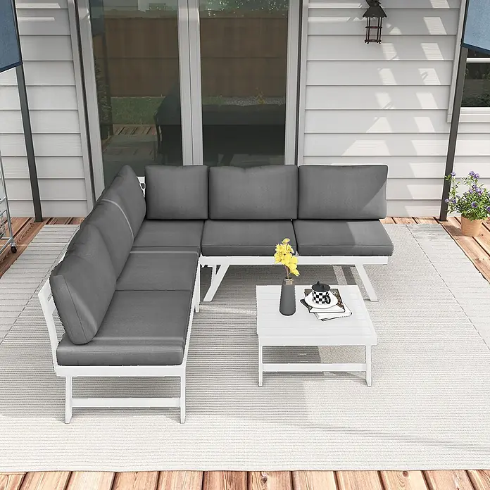 Outsunny Loungemöbel-Set mit Tisch - Polyester, Aluminium, Schaumstoff, 2x Loveseat, 1x Ecksofa, 1x Couchtisch, 5x Sitzkissen, 6x Rückenkissen, 1x Anleitung, Grau - Weißes L-förmiges Outdoor-Sofa mit grauen Kissen und passendem Couchtisch auf einer Terrasse.
