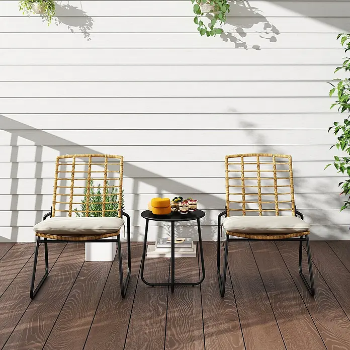 Outsunny Loungemöbel-Set mit Tisch - Stahl, Rattan, Metall, Polyester, PE-Rattan, Schaumstoff, 1x Tisch, 2x Stuhl, 2x Sitzkissen, 1x Handbuch, Beige - Outdoor-Sitzgruppe mit zwei Rattan- und Metallstühlen mit cremefarbenen Kissen, die einen schwarzen Beistelltisch auf einer Holzterrasse flankieren.