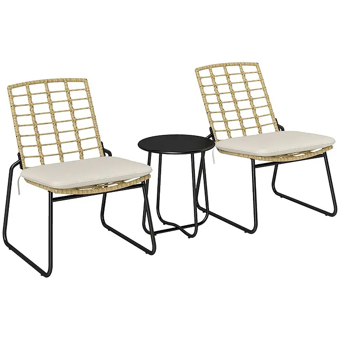 Outsunny Loungemöbel-Set mit Tisch - Stahl, Rattan, Metall, Polyester, PE-Rattan, Schaumstoff, 1x Tisch, 2x Stuhl, 2x Sitzkissen, 1x Handbuch, Beige - Outdoor-Lounge-Set mit zwei geflochtenen Stühlen mit schwarzen Metallgestellen und weißen Kissen, daneben ein runder schwarzer Metallbeistelltisch.