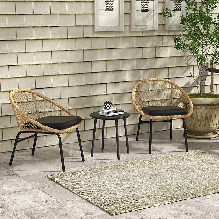 Outsunny Loungemöbel-Set mit Tisch - 3 -tlg., Legierter Stahl, PE-Rattan, Polyester, 2x Stuhl, 1x Tisch, 2x Sitzkissen, 1x Handbuch, Gelb - Ein Outdoor-Bistro-Set mit zwei Rattan-Stühlen, schwarzen Kissen, einem schwarzen Metalltisch und einem Naturfaserteppich auf einer Terrasse.