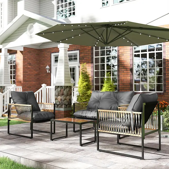 Outsunny Loungemöbel-Set - 4 -tlg., PE-Rattan, Polyester, 2x Stuhl, 1x Sofa, 1x Tisch, 3x Sitzkissen, Dunkelgrau - Outdoor-Sitzgruppe mit schwarzen Polstern, Details in Holzoptik, Couchtisch und olivgrünem Schirm mit Lichtern auf gepflasterter Terrasse.