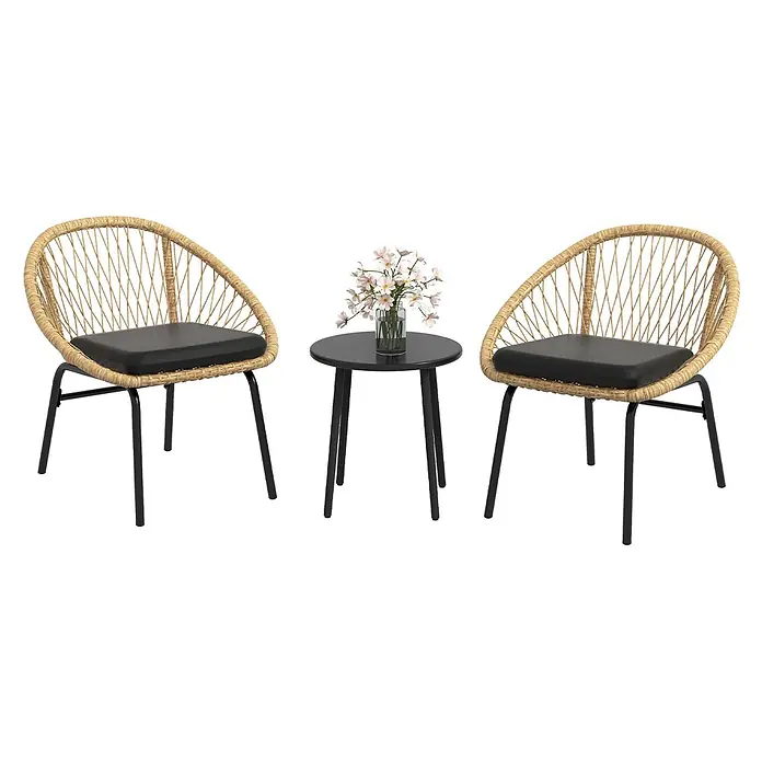 Outsunny Loungemöbel-Set mit Tisch - 3 -tlg., Legierter Stahl, PE-Rattan, Polyester, 2x Stuhl, 1x Tisch, 2x Sitzkissen, 1x Handbuch, Gelb - Zwei beigefarbene Korbstühle mit schwarzen Kissen und ein schwarzer runder Tisch mit Blumenvase, als Terrassen-Bistro-Set.